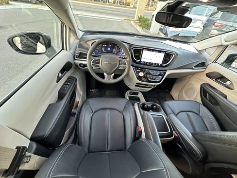 Used 2024 Chrysler Pacifica Select image 19