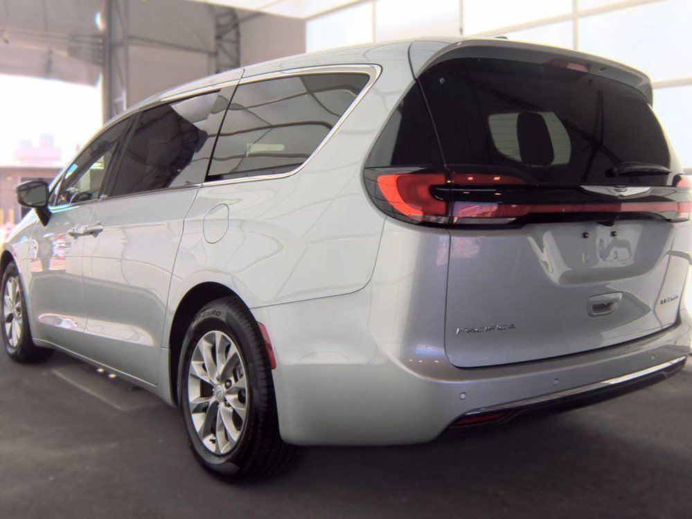 Used 2026 Chrysler Pacifica Limited FWD image 6