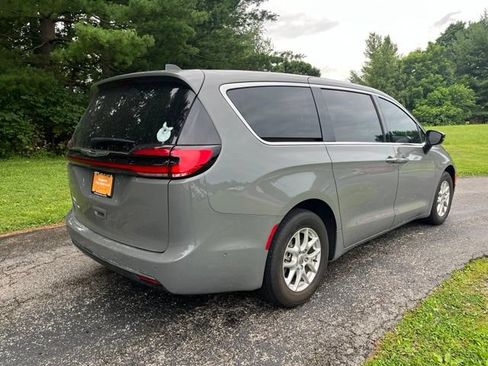 Used 2024 Chrysler Pacifica Touring-L FWD image 3
