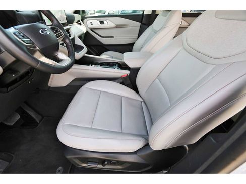 Used 2025 Ford Explorer Active w/ Active Comfort Package image 12
