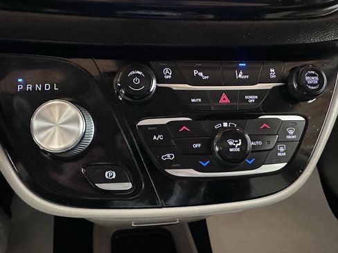 Used 2022 Chrysler Pacifica Touring-L image 57