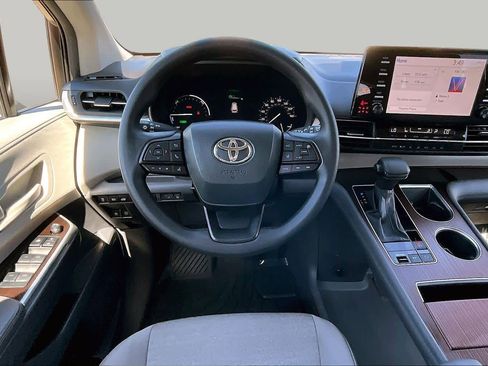Used 2024 Toyota Sienna LE FWD image 5