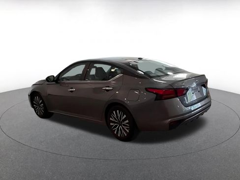 Used 2025 Nissan Altima 2.5 SV FWD image 8