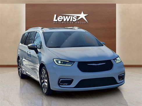 Used 2025 Chrysler Pacifica Pinnacle image 6