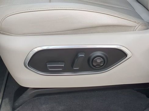 Used 2024 Jeep Wagoneer L Base image 25