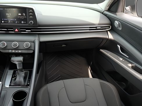 Used 2025 Hyundai Elantra SE FWD image 16