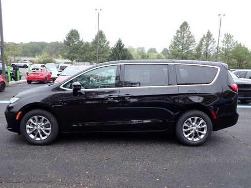 New 2026 Chrysler Pacifica Select AWD/4WD image 2