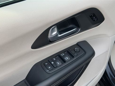 Used 2024 Chrysler Pacifica Limited FWD image 21