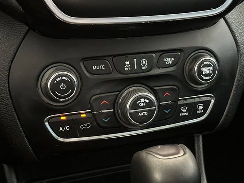 Used 2020 Jeep Cherokee Latitude Plus w/ Comfort/Convenience Group AWD/4WD image 19