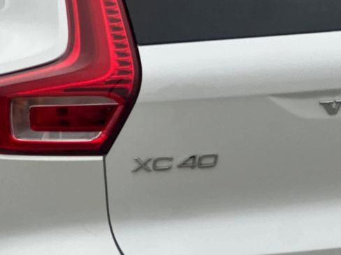 Used 2023 Volvo XC40 B4 Core w/ Convenience Package image 35