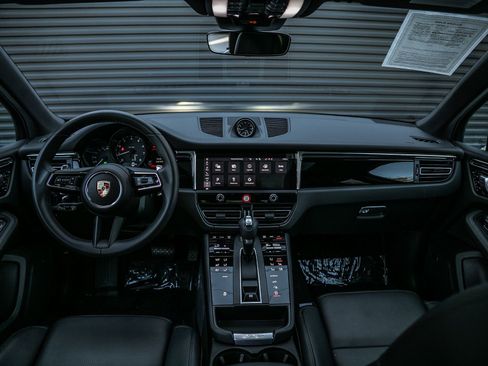 Certified 2025 Porsche Macan image 12