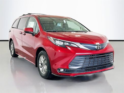 New 2026 Toyota Sienna XLE image 3