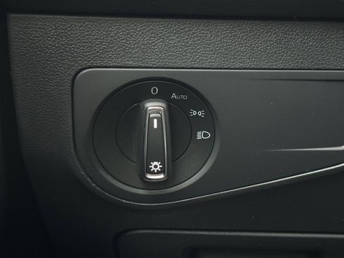 Used 2020 Volkswagen Tiguan SE image 32