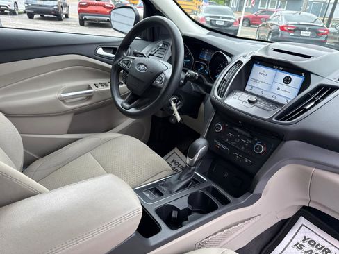 Used 2018 Ford Escape SE w/ Ford Safe & Smart Package FWD image 9