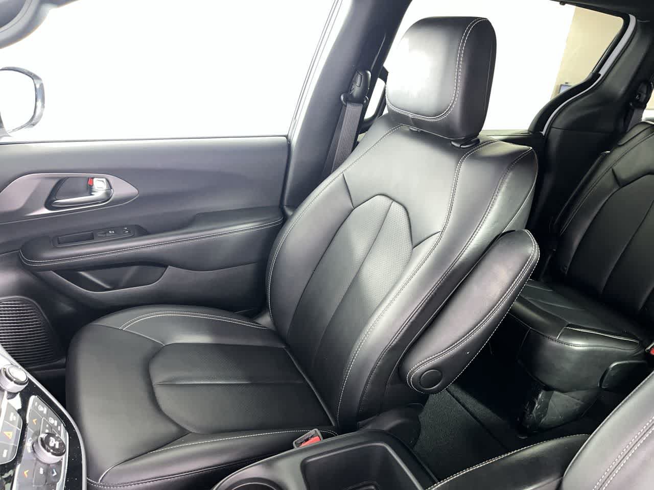 Used 2025 Chrysler Pacifica Select FWD image 27