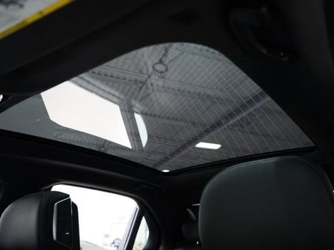 Used 2025 BMW 740i xDrive image 18