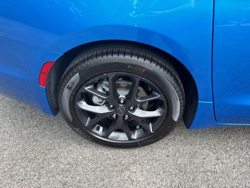 New 2027 Chrysler Pacifica Select FWD image 32