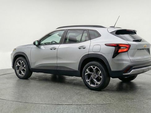 Used 2025 Chevrolet Trax LT FWD image 5
