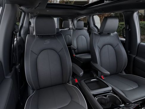 New 2026 Chrysler Pacifica Limited w/ S Appearance Package FWD image 16