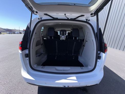 Used 2024 Chrysler Pacifica Touring-L image 24