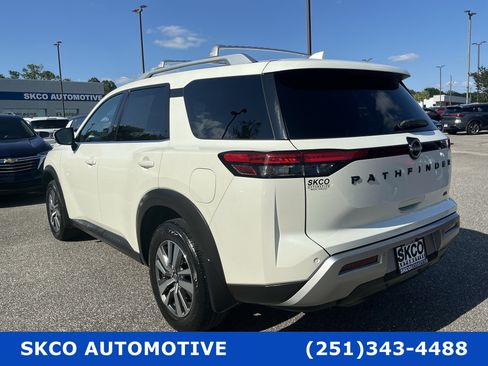 Used 2023 Nissan Pathfinder SL w/ Black Appearance Package FWD image 3
