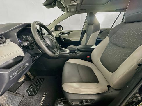 Used 2021 Toyota RAV4 XLE w/ Convenience Package FWD image 13