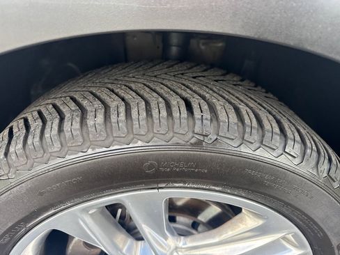 Used 2017 Ford Explorer XLT w/ Equipment Group 202A AWD/4WD image 17