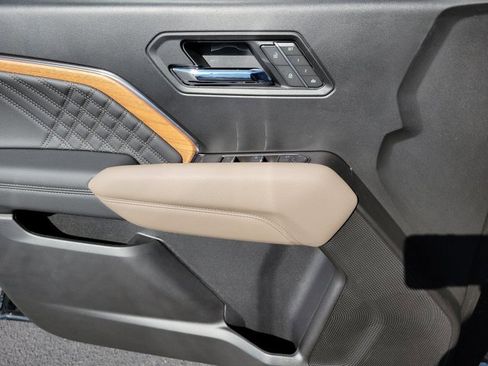 Used 2025 GMC Canyon Denali w/ LPO, Denali Black Edition image 27