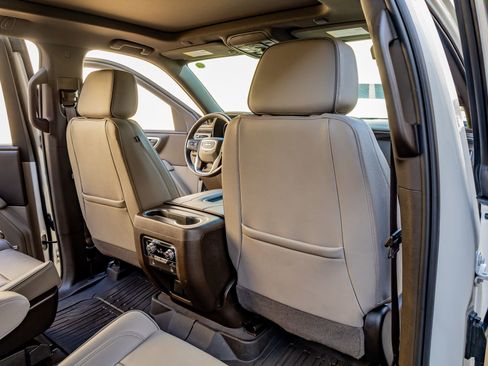 Used 2023 GMC Yukon SLT w/ SLT Luxury Package AWD/4WD image 30