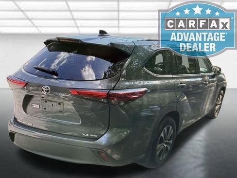 Used 2022 Toyota Highlander XLE AWD/4WD image 2