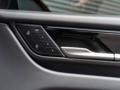 Used 2025 Porsche Macan Electric RWD image 34