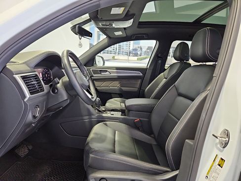 Certified 2023 Volkswagen Atlas Cross Sport SE w/ Panoramic Sunroof Package FWD image 16