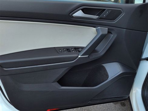 Used 2020 Volkswagen Tiguan SE R-Line image 10