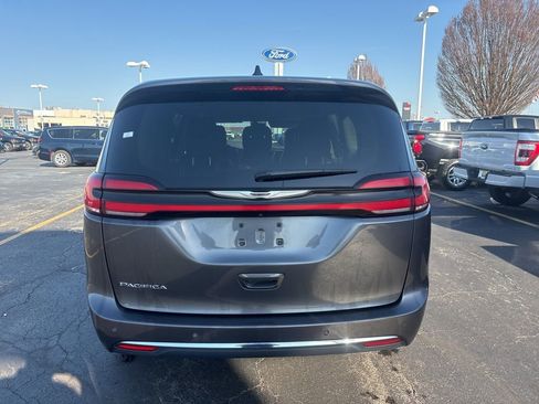 Used 2023 Chrysler Pacifica Touring-L image 5