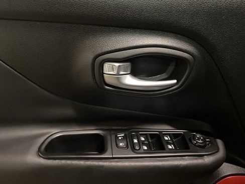 Used 2015 Jeep Renegade Trailhawk w/ Premium Leather Group image 31