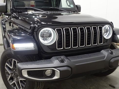 Used 2024 Jeep Wrangler Sahara image 42