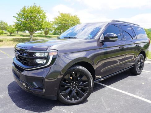 Used 2025 Ford Expedition Platinum w/ Stealth Appearance Package AWD/4WD image 5