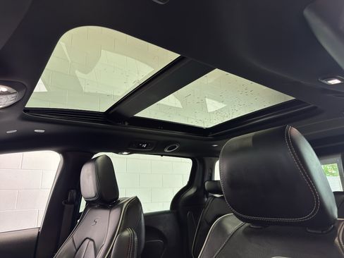 Used 2025 Chrysler Pacifica Limited FWD image 34