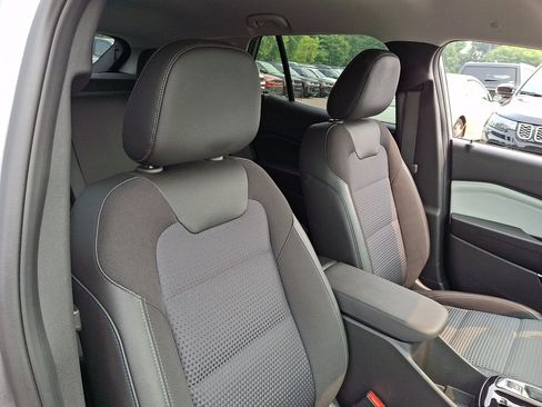 Used 2025 Chevrolet Trax LT FWD image 13