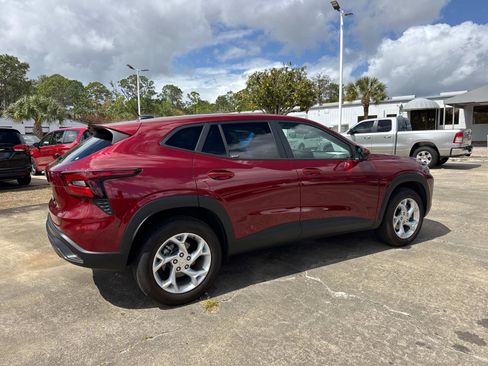 Used 2024 Chevrolet Trax LS w/ LS Convenience Package image 3