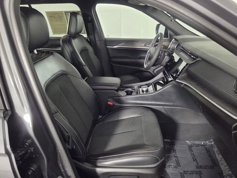 Used 2026 Jeep Grand Cherokee Altitude RWD image 32