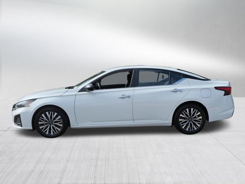 Used 2025 Nissan Altima 2.5 SV FWD image 4