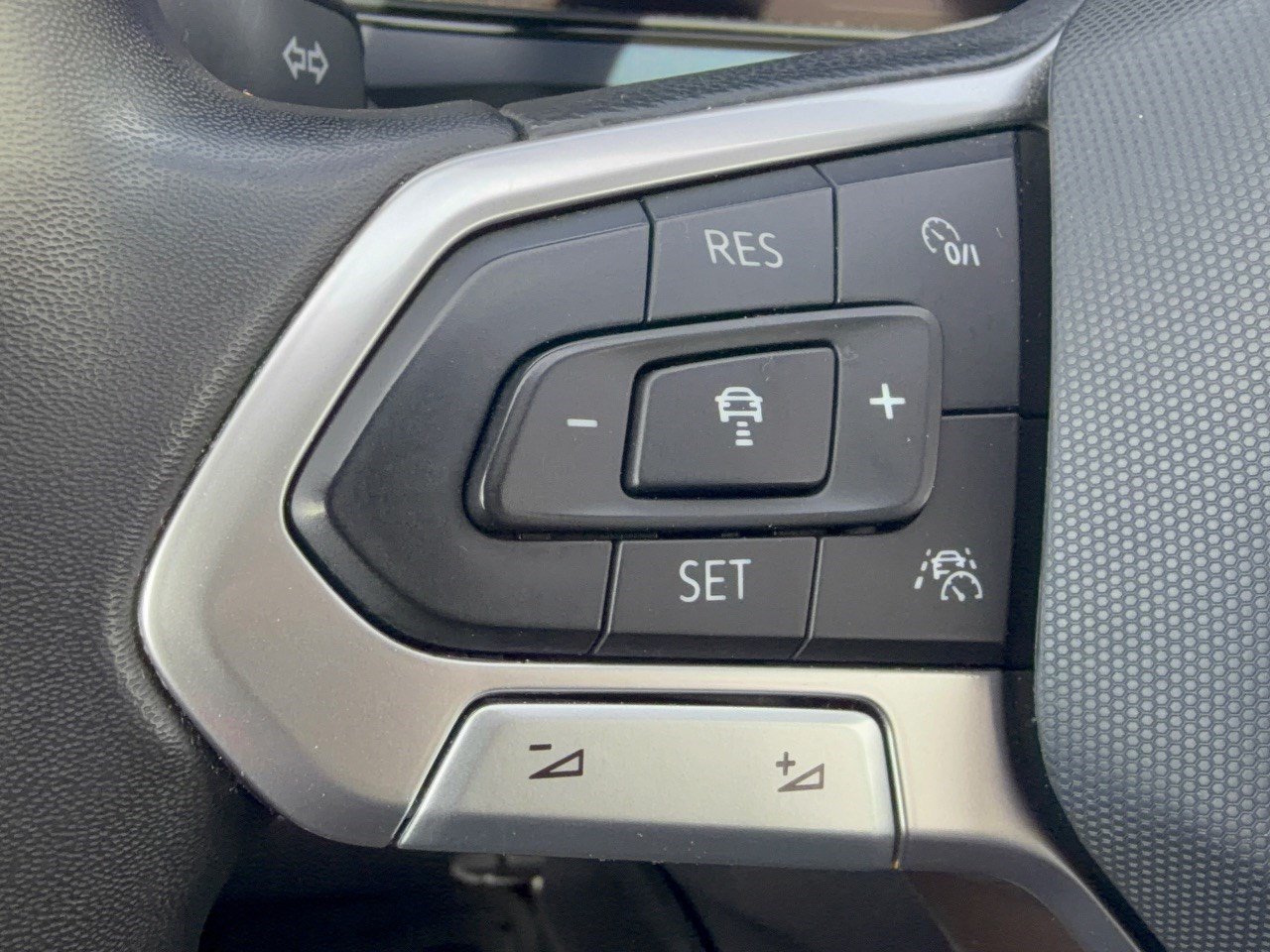 Certified 2022 Volkswagen Taos SE w/ Panoramic Sunroof Package AWD/4WD image 18