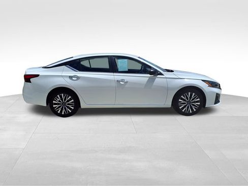 Used 2025 Nissan Altima 2.5 SV FWD image 9