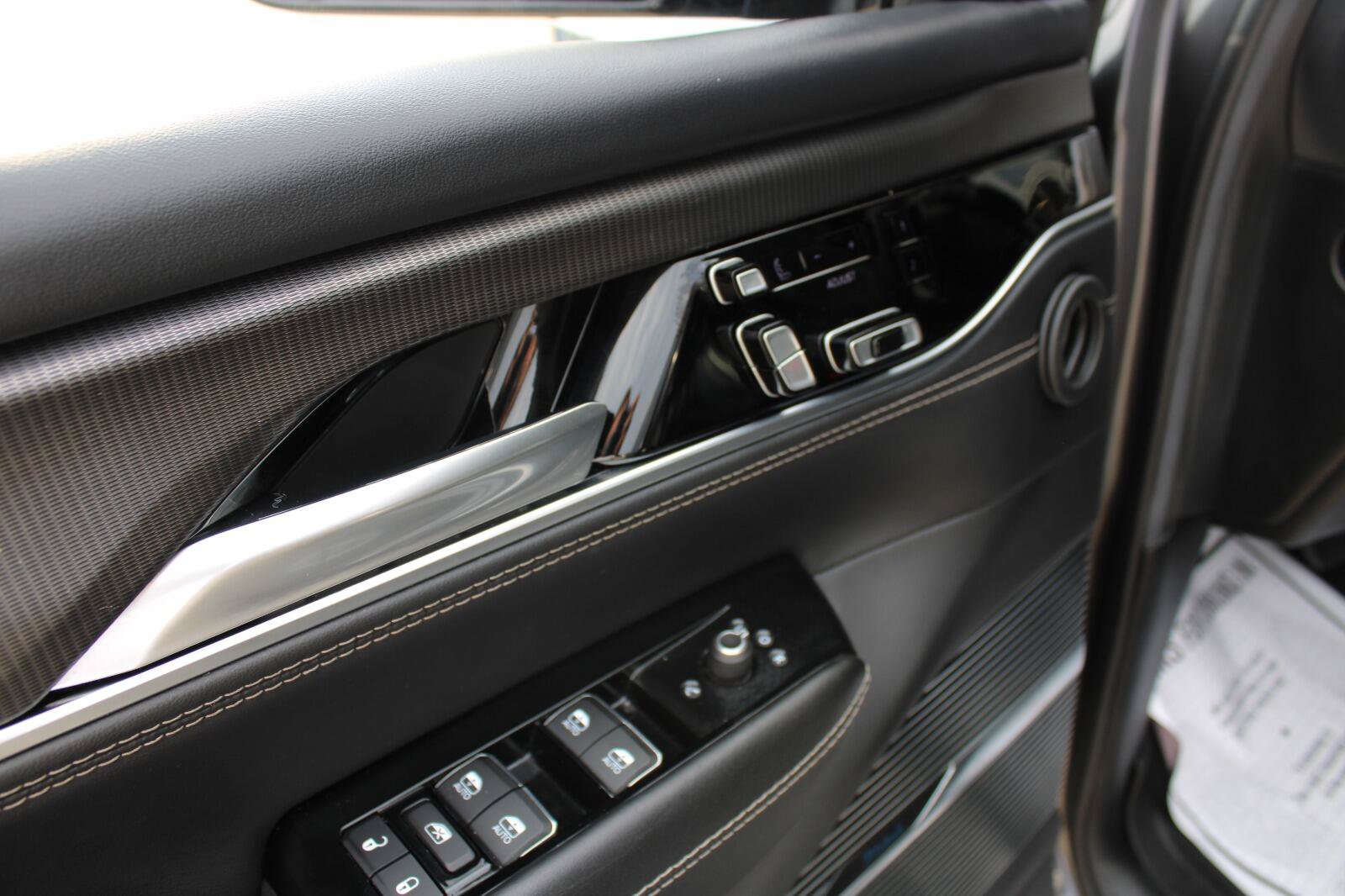 Certified 2022 Jeep Grand Wagoneer Series II AWD/4WD image 11