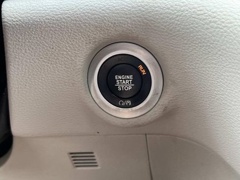 Used 2020 Chrysler Pacifica Limited FWD image 31