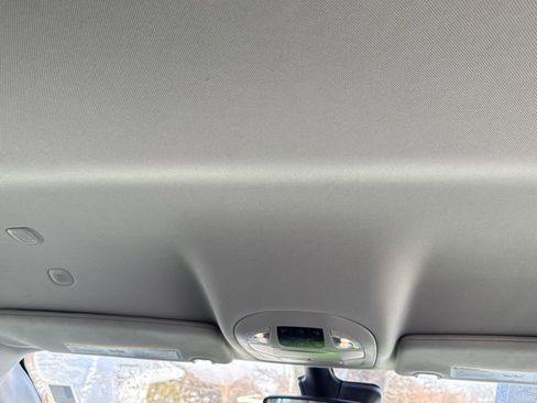 Used 2024 Chrysler Pacifica Touring-L image 12