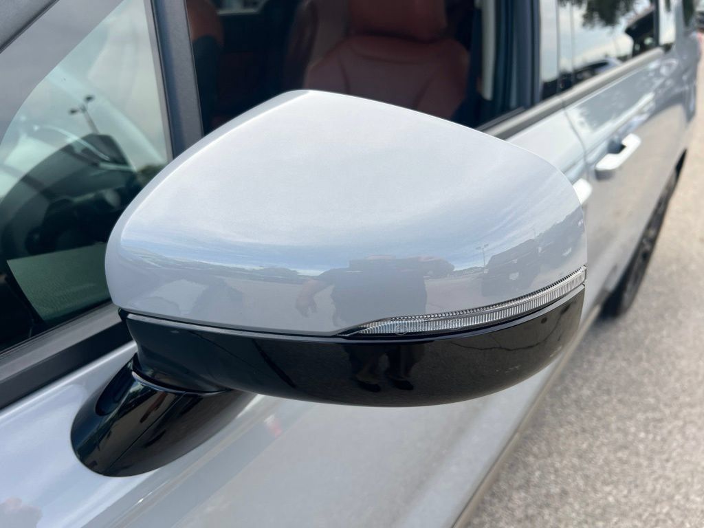 Certified 2023 Kia Carnival SX FWD image 30