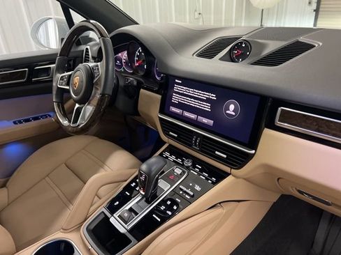 Used 2023 Porsche Cayenne Platinum Edition image 24