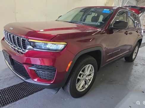 Used 2023 Jeep Grand Cherokee Laredo X AWD/4WD image 3